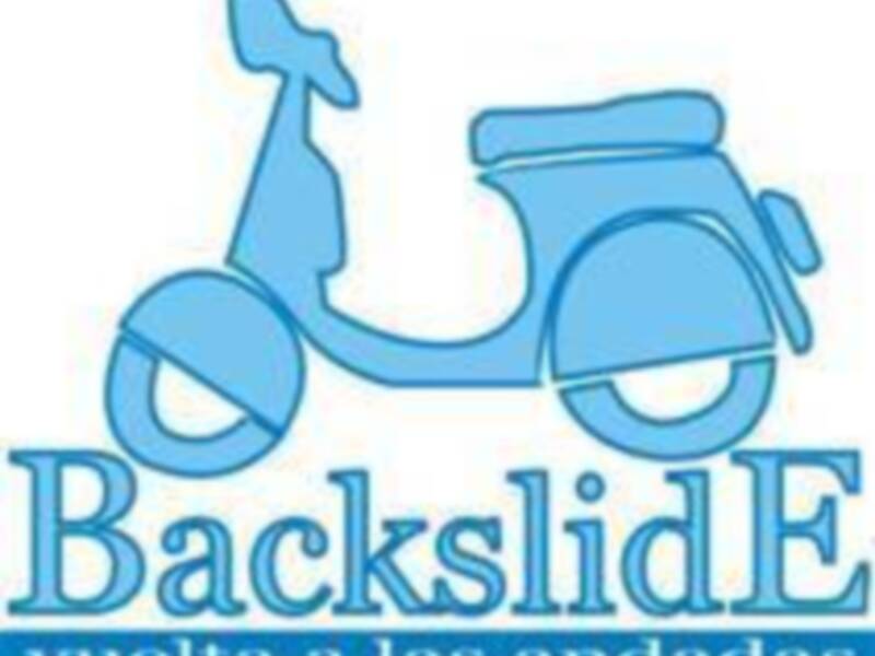 BackslidE es un logotipo de una vespa azul con el texto "vuelta a las andadas" en letras blancas.