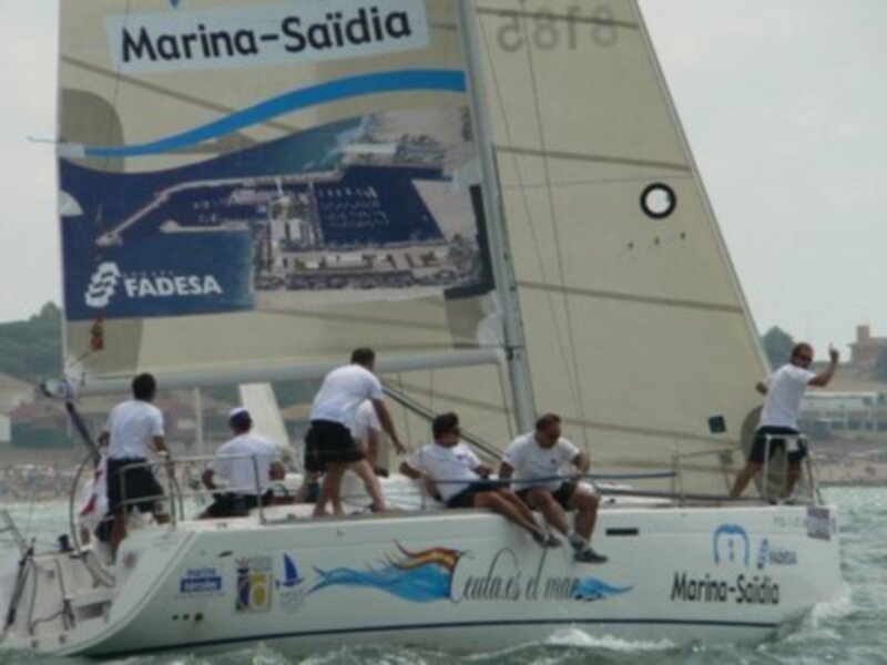 Barcos en el puerto de Marina-Saïdia con banderas y publicidad.