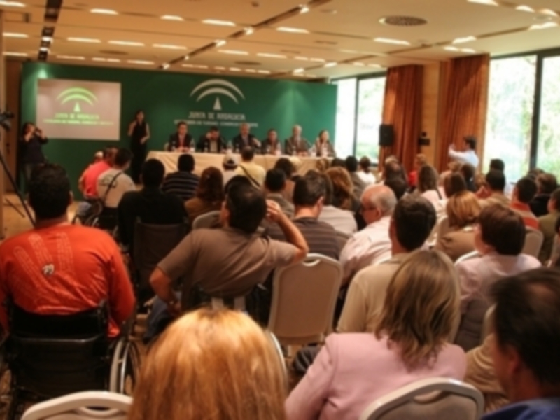 Presentación en conferencia de medios con panelistas y audiencia.