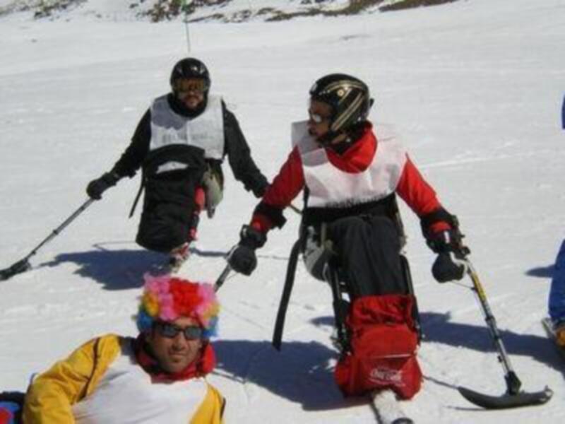 Personas esquiando en la nieve, uno con un peluquín colorido.