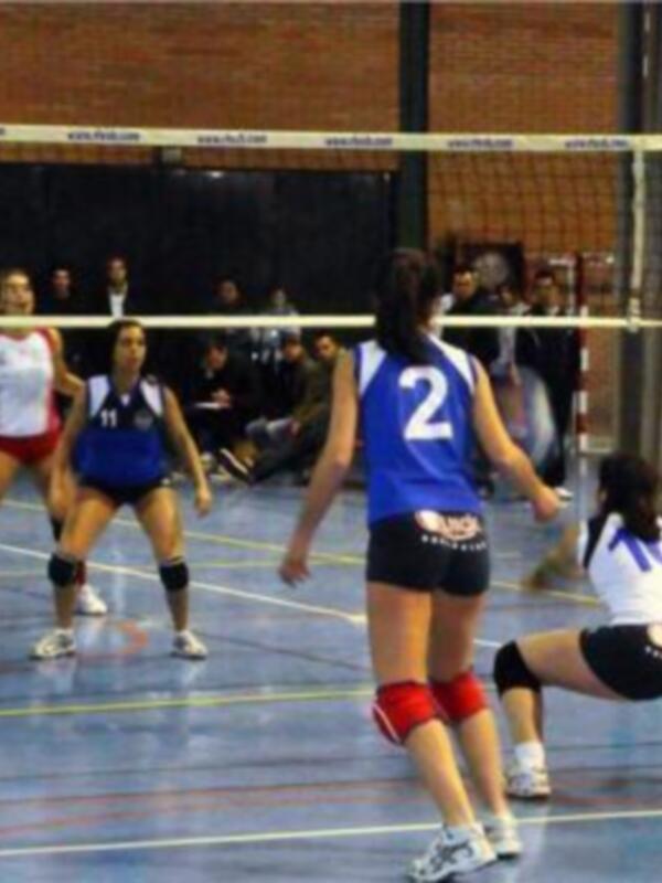 Jugadoras de voleibol en acción durante un partido.