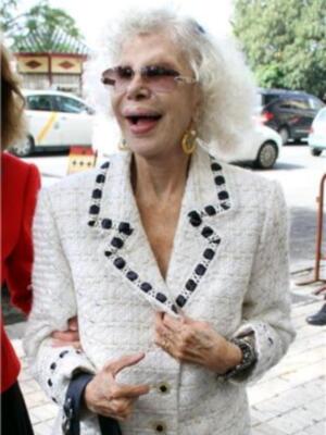 La duquesa de alba feliz y contenta por la seria televisiva sobre su vida