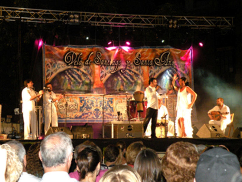 Concierto en vivo en el Velódromo de Santiago y Santa Inés, con un grupo musical en el escenario principal.