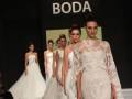 Desfile de vestidos de novia en Sevilla, España.