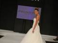 Modelo presentando un vestido de novia en la feria Sevilla de Boda, con Pronovias Barcelona como patrocinador.