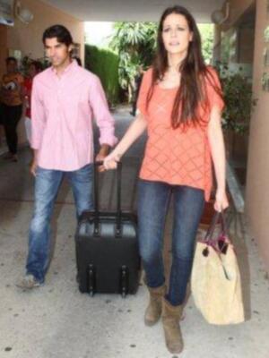 Cayetano Rivera  abandona el hospital por su propio pie y de la mano de su novia Eva González