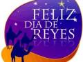 Feliz Día de Reyes con personajes mágicos y estrellas en el cielo nocturno.