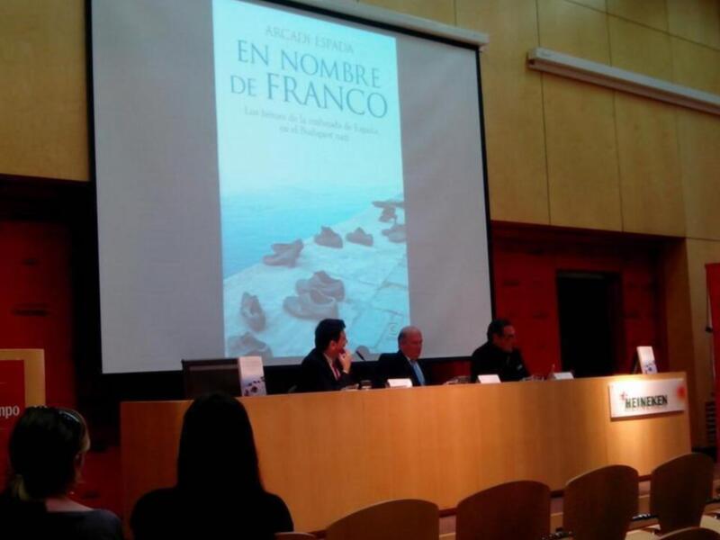 Presentación de libro "En nombre de Franco" en un evento.