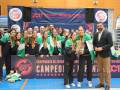 Equipo de baloncesto celebrando un campeonato en España, con medallas y trofeos.
