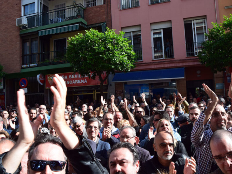 Sevilla se vuelca en homenaje a Jesús de la Rosa en la Calle feria donde nació
