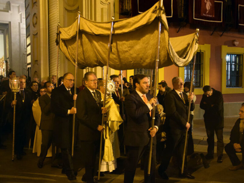 Tras La Eucaristía en la Basílica del Gran Poder, se celebró la Procesión Claustral,por la plaza de San Lorenzo.