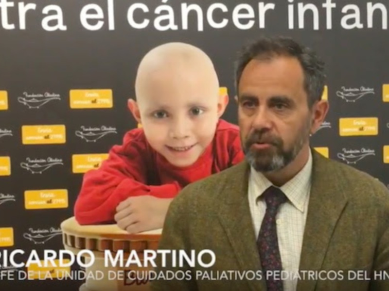 Ricardo Martino, jefe de la Unidad de Cuidados Paliativos Pediátricos del HN, junto a un niño con cáncer.