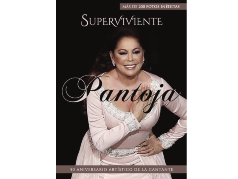 Portada de un libro con una foto de una cantante en un vestido blanco y textos sobre fotos inéditas y aniversario artístico.