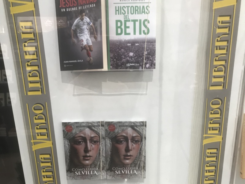 Exposición de libros sobre el Betis y la cultura sevillana.