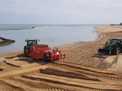 Comienza la adecuación de la arena en la playa de la Cruz del Mar para la temporada estival