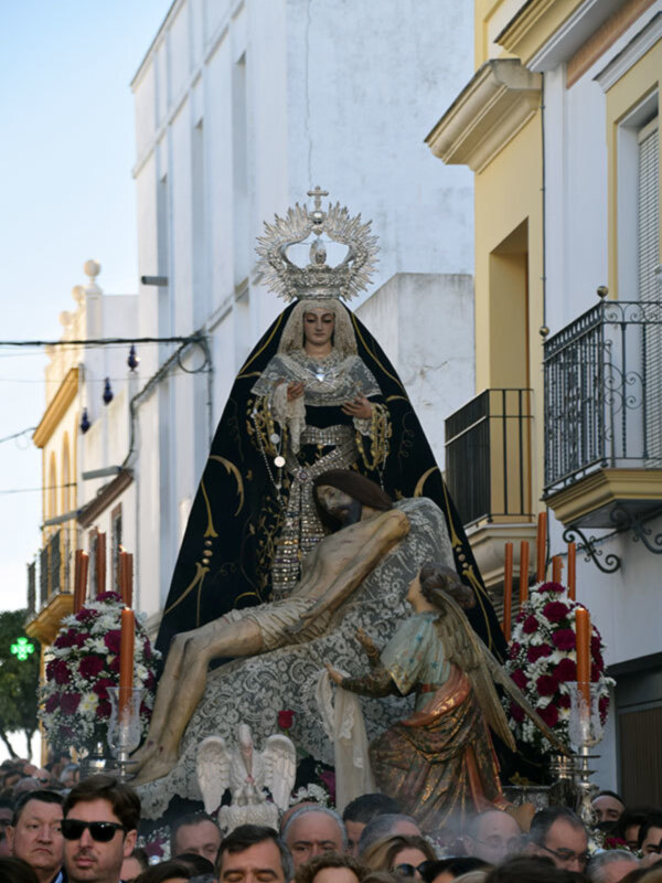 Procesión religiosa con imagen de la Virgen de la Soledad en Sevilla, España.