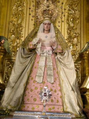 María Santísima de las Angustias ataviada para el tiempo estival