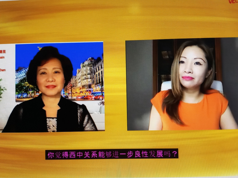 Dos mujeres en una conversación virtual, con un fondo de edificios y carteles. Texto: "Madrid Spain" y "Margaret Chen".