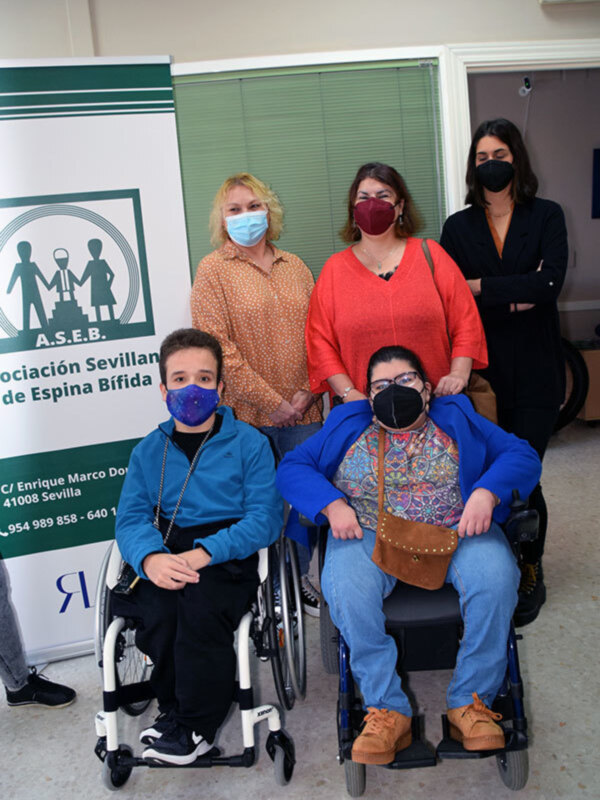 Grupo de personas con discapacidad en sillas de ruedas y acompañantes en una reunión de la Asociación Sevillana de Espina Bifida (A.S.E.B.) en Sevilla.