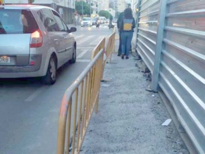 Los ciudadanos sufren las molestias de las obras municipales.