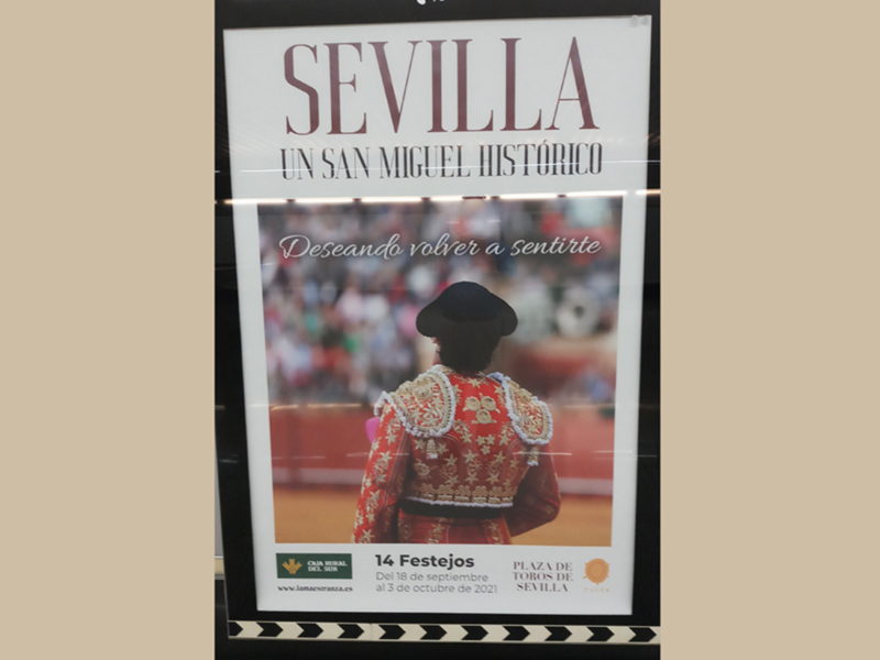 Poster anunciando un San Miguel Histórico en Sevilla, con información sobre la fecha y lugar.