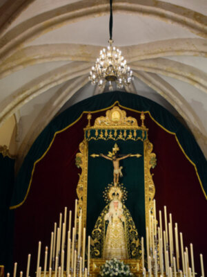 Altar efímero en la Novena en Honor a la Virgen de Las Angustias Coronada de Alcalá del Río 