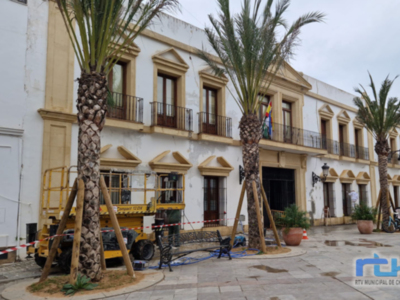 El Alcalde informa del inicio de los trabajos de mejora y adecentamiento de la fachada y exteriores del edificio municipal de Juan Carlos I 