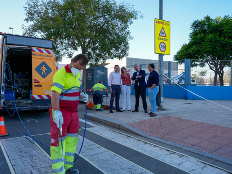 El Ayuntamiento de Sevilla, a través del área de Movilidad, ha reforzado la seguridad vial en el entorno de 47 centros educativos