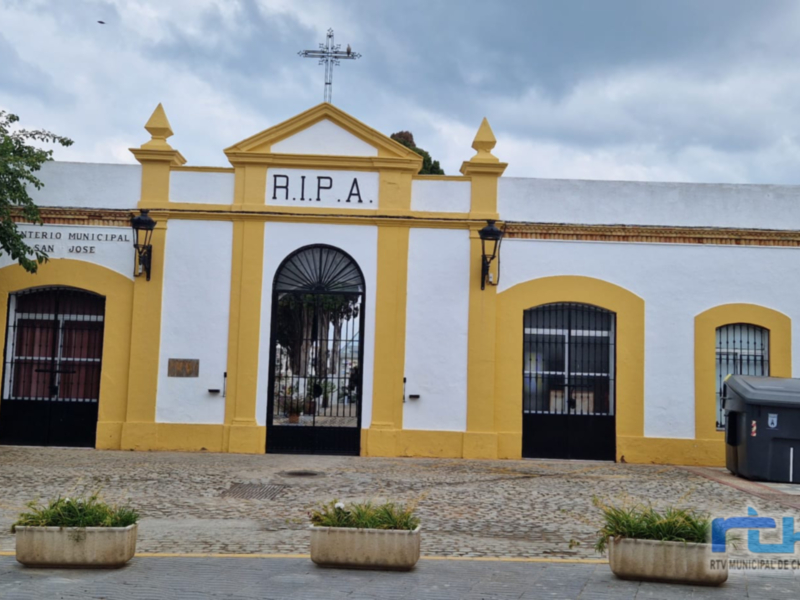 Fachada de la iglesia de San José en Chipiona, Cádiz, con la inscripción 'R.I.P.A.' en la parte superior. La imagen muestra una arquitectura típica de la región, con detalles de color amarillo y blanco, y un cielo nublado en el fondo.