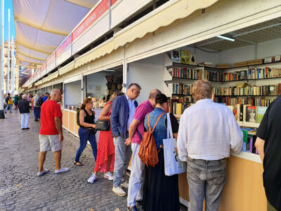 Visitas guiadas, cuentacuentos, talleres, una exposición y publicaciones sobre el legado bibliográfico sevillano protagonizan las actividades paralelas de la Feria del Libro Antiguo y de Ocasión