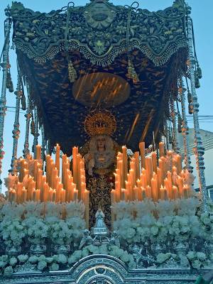  La Vera-Cruz de Alcalá del Río renueva su legado de fe en el Jueves Santo ilipense 