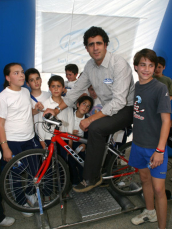 Miguel Indurain anima a los niños a practicar deporte