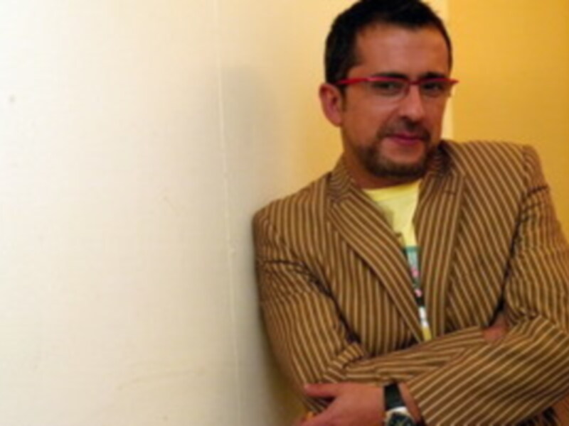 Andreu Buenafuente se enfrenta a su chica, Carolina Ferrer a la el en Antena-3 y ella en Telecinco .