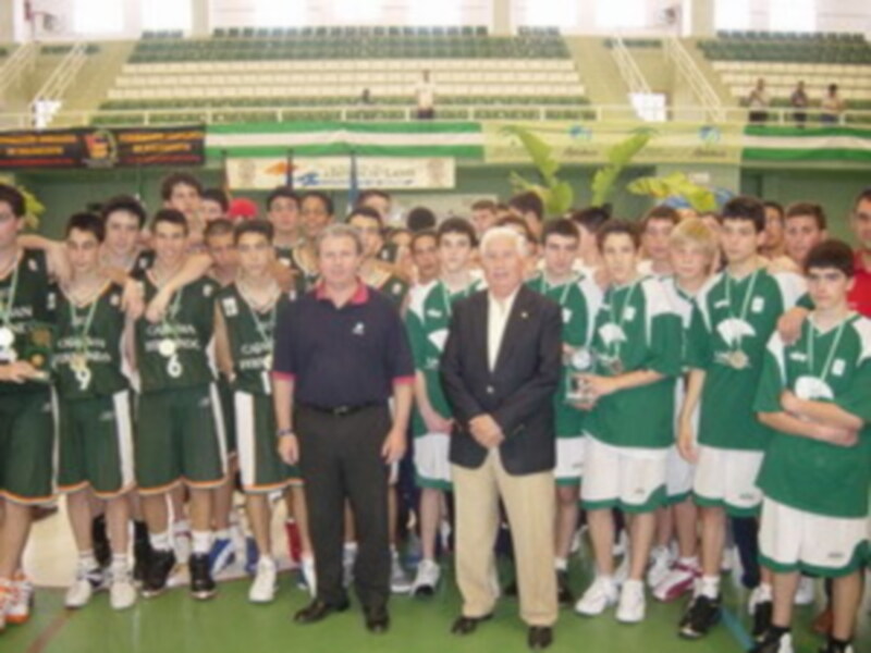 Equipo de baloncesto posando para una foto en el estadio.