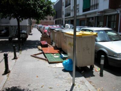 Suciedad y enseres en lás calles de Sevilla.