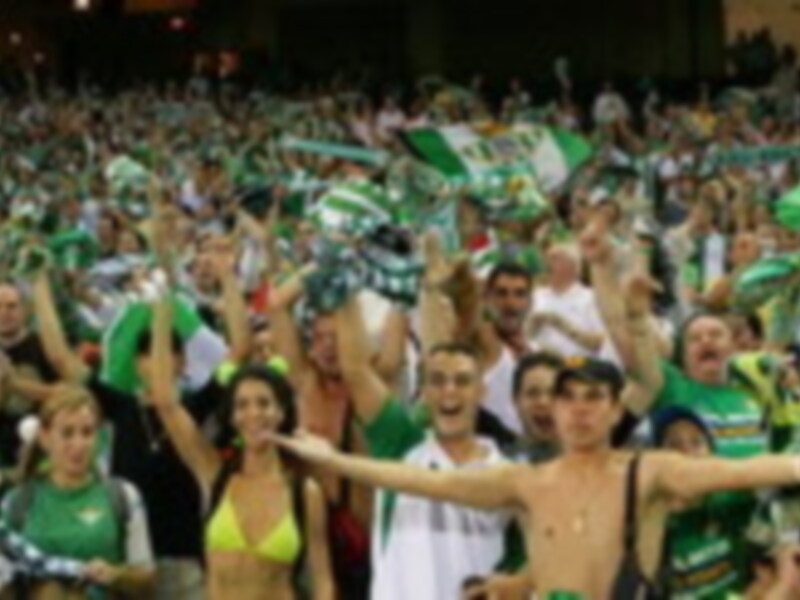 Las mejores fotos de Kike y Harry Macias sobre el triunfo del Betis , que toco el cielo en el Calderon