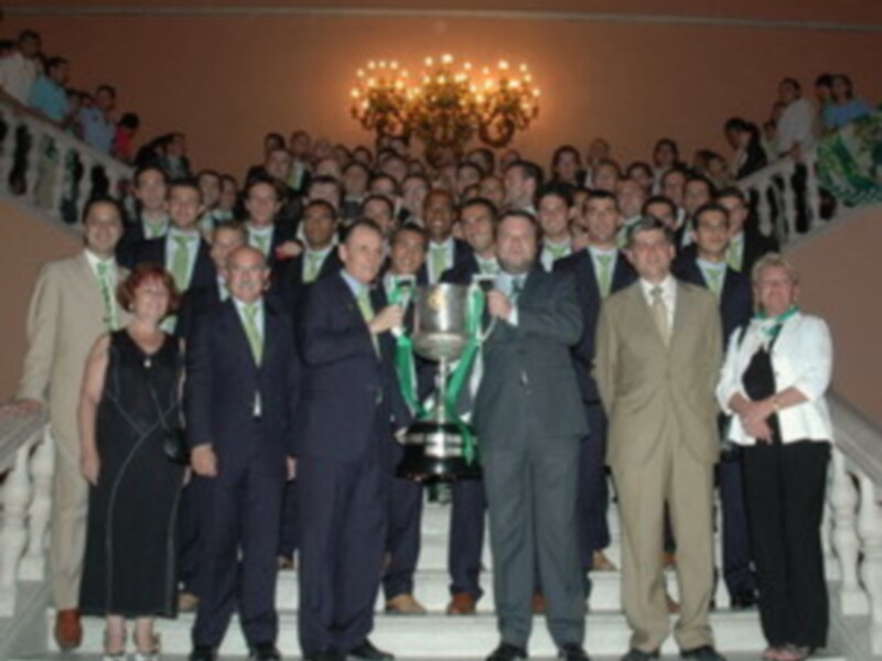 El Betis ofrece la Copa del Rey a Jesus del Gran Poder de Sevilla y hoy al presidente de Andalucia
