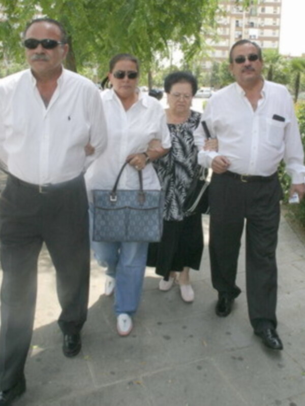 Maria del Monte abatida en el entierro de su padre al que asistieron un gran numero de famosos
