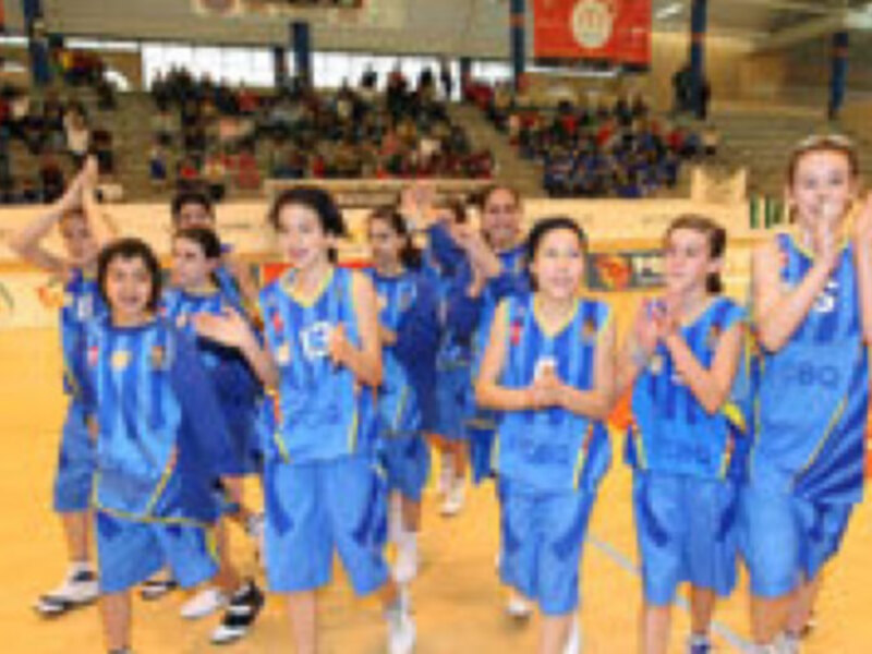 El Alcalde, Francisco González, lentrega obsequios a Mar Fernández-Aliseda.