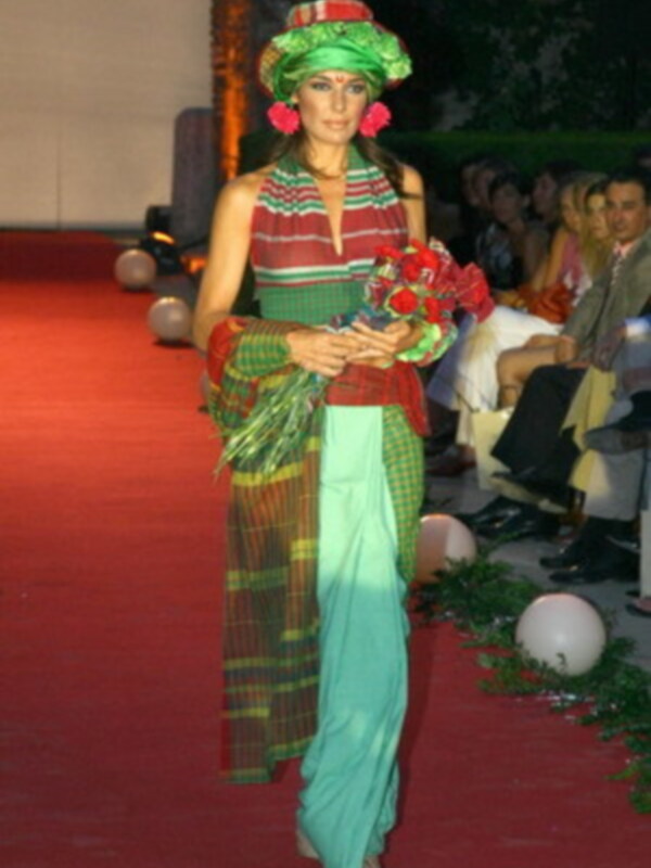 Raquel Revuelta desfilo con el traje tradicional hindu