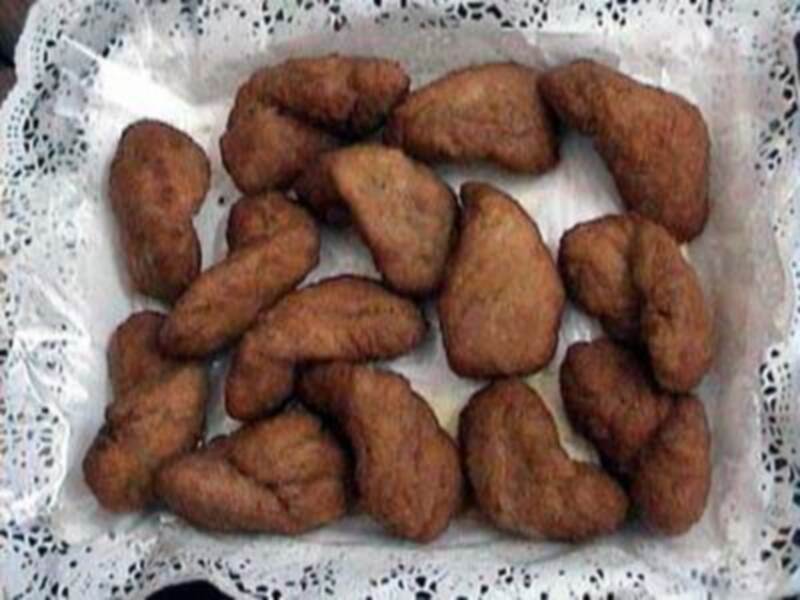 Deliciosos churros recién fritos servidos en una bandeja de papel decorativo.