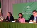 Presentación en el Instituto Andaluz del Deporte, con una mesa de conferencia y varios participantes.
