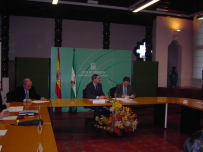 El alcalde de Lora del Río firma un convenio con el delegado de la Junta en Sevilla para promocionar el Servicio de Emergencias