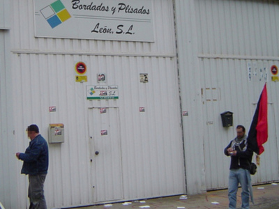 CNT se concentra en Valencina de la Concepción para exigir la readmisión de dos trabajadoras