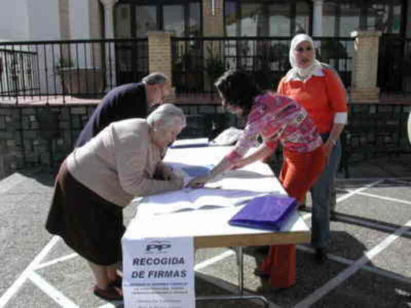Más de un millar de firmas en Gines a favor del referéndum promovido por el Partido Popular