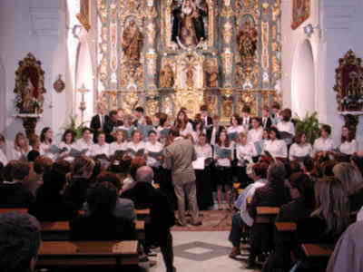 El coro inglés del King´s School cantó la misa en la parroquia de Gines