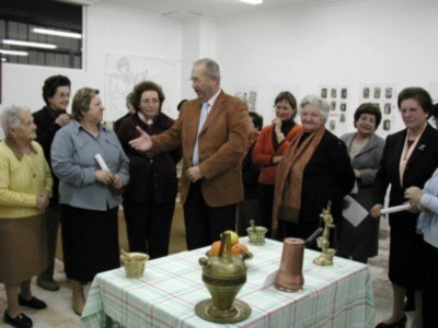 Exposición de objetos antiguos en la Semana Cultural del Centro de Adultos de Gines