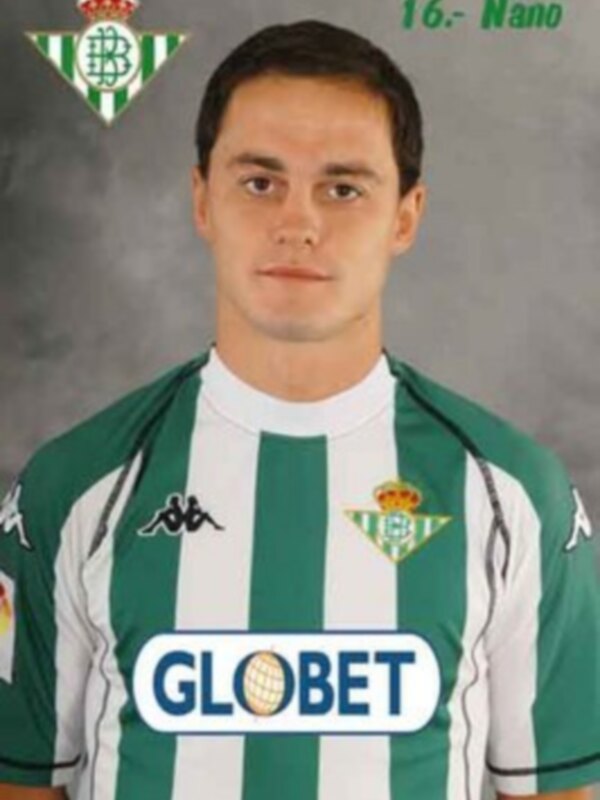 Jugador del Real Betis Balompié con la camiseta y el logo de Globetet en la parte inferior.