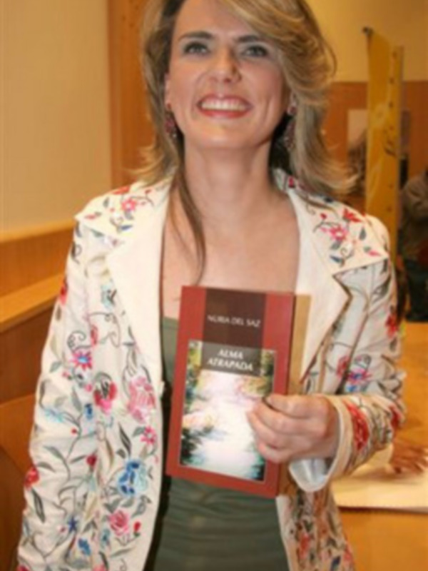 Nuria de Saz, la única presentadora invidente de España, debuta como escritora