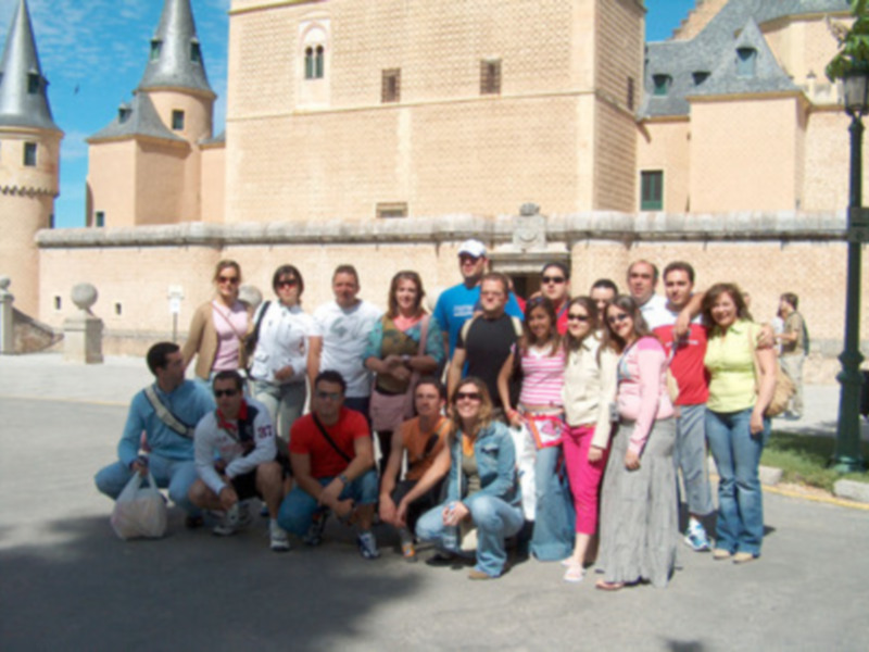 Jóvenes de Gines visitaron la ciudad de Segovia y el Parque Warner de Madrid